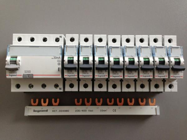 Legrand ***SET*** FI: 1x 411765 + 8x Legrand B16 LS-Schalter 403357 + 1x 004980 Sammelschiene